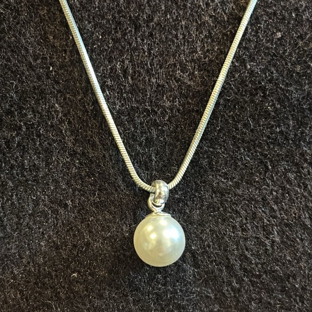 Elegant Silver Pearl Necklace - Picture 2 of 6